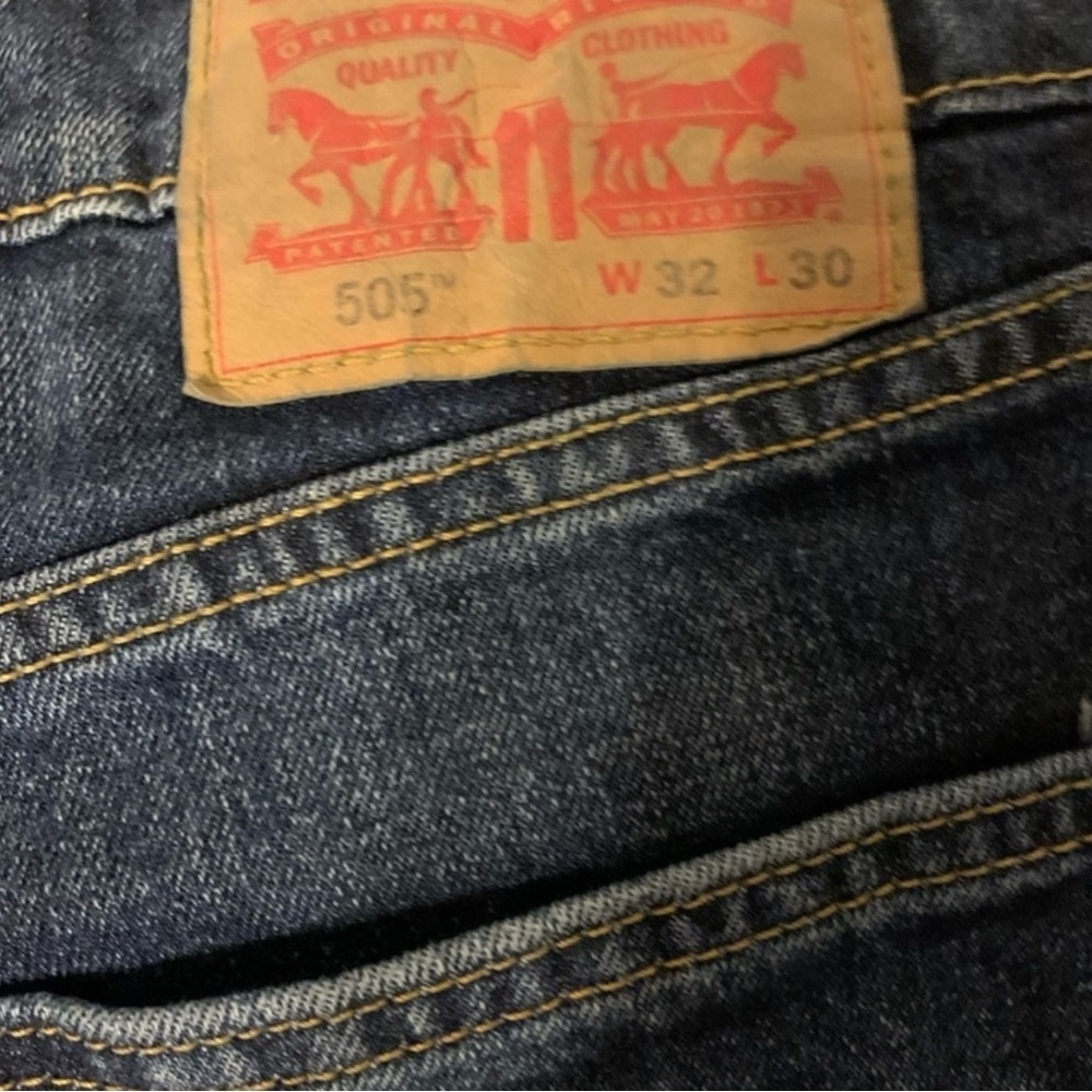 LEVI’s 505 Size 32 x 30 (actual 32 x 26) Regular Fit Straight Leg Raw Hem Jeans - Picture 4 of 7